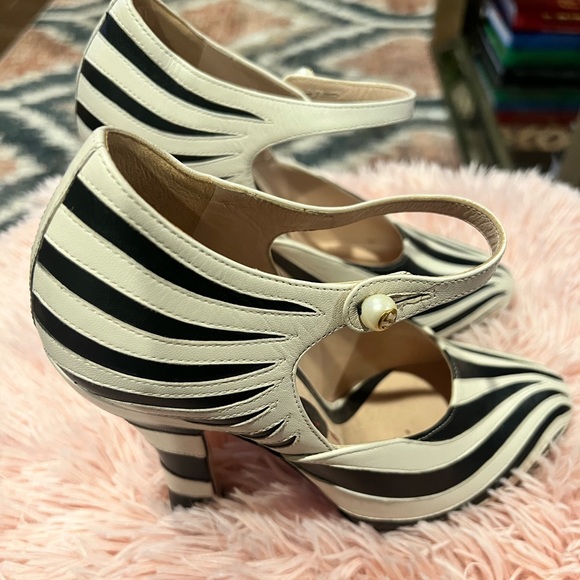 Gucci Round Toe Ankle Strap Heel Pumps Shoes Zebra Snake Mary Jane - Picture 5 of 5